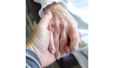 Le prix médian d’une chambre en Ehpad atteignait 2 004 euros fin 2019 (illustration). (MemoryCatcher / Pixabay)