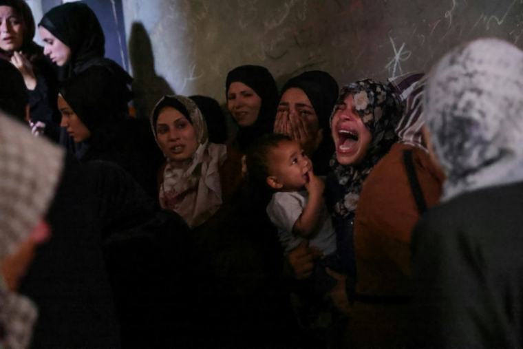 Des Palestiniens pleurent des proches tués lors de frappes israéliennes sur leur maison à Jabalia, dans le nord de la bande de Gaza, le 29 mai 2025 ( AFP / Bashar TALEB )