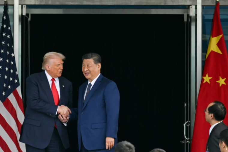 Donald Trump (g) et Xi Jinping à Busan, en Corée du Sud, le 30 octobre 2025 ( AFP / ANDREW CABALLERO-REYNOLDS )