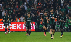 Un entraîneur turc prend un carton rouge après avoir forcé son banc à rentrer au vestiaire