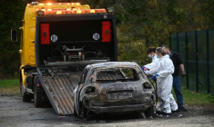 La police scientifique inspecte une voiture calcinée à Saint-Pierre-d’Oléron, le 5 novembre 2025, après qu'un conducteur a percuté volontairement des piétons et des cyclistes sur l'Ile d'Oléron ( AFP / Christophe ARCHAMBAULT )