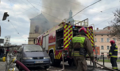 Ukraine: incendie après une frappe de drone en plein centre de Lviv