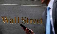 Un homme marche sur Wall St. à l'extérieur de la Bourse de New York