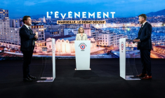 Le maire sortant divers gauche de Marseille, Benoît Payan (g), la journaliste Caroline Roux et le candidat RN à la mairie de Marseil Franck Allisio (d), lors d'un débat sur la chaîne France 2 avant le 2e tour des municipales, le 19 mars 2026 à Martiues, dans les Bouches-du-Rhône ( AFP / Thibaud MORITZ )