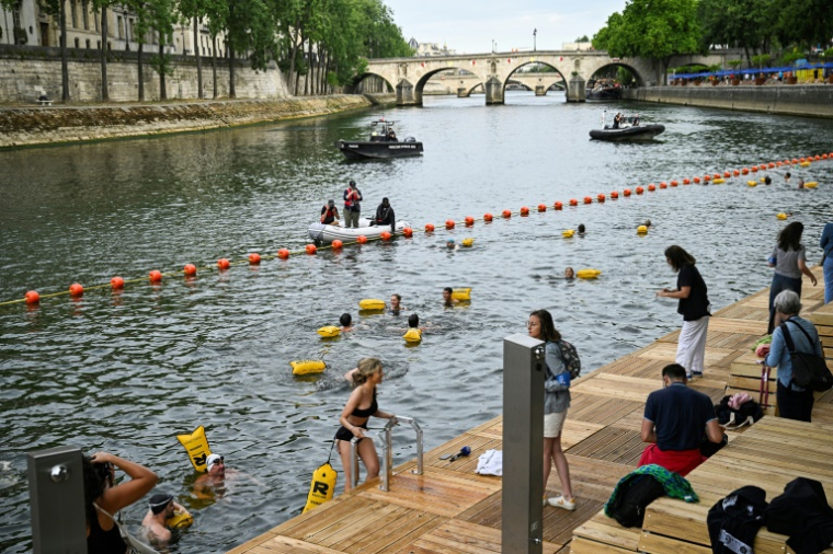 Premiers baigneurs dans la Seine depuis 1923, Paris, le 5 juillet 2025 ( AFP / JULIEN DE ROSA )