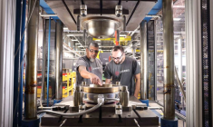 Deux employés de L3Harris inspectent l'outillage avant le moulage d'un composant dans l'usine de fabrication avancée de Huntsville