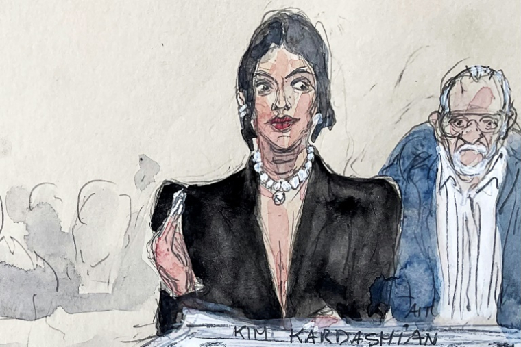 Croquis d'audience montrant Kim Kardashian déposant à la barre près de l'un des coaccusés, Aomar Ait Khedache, le 13 mars 2025 au palais de justice de Paris ( AFP / Benoit PEYRUCQ )