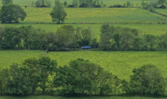 Vue aérienne de gendarmes lors des recherches pour retrouver Manon Relandeau, à Saint-Etienne-de-Montluc, le 29 avril 2026 en Loire-Atlantique ( AFP / Damien MEYER )