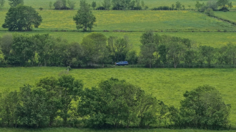 Vue aérienne de gendarmes lors des recherches pour retrouver Manon Relandeau, à Saint-Etienne-de-Montluc, le 29 avril 2026 en Loire-Atlantique ( AFP / Damien MEYER )