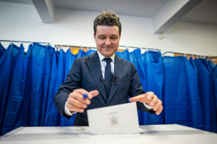 Le maire de Bucarest et candidat à la présidentielle roumaine, Nicusor Dan, vote le 4 mai 2025 à Bucarest ( AFP / Mihai Barbu )