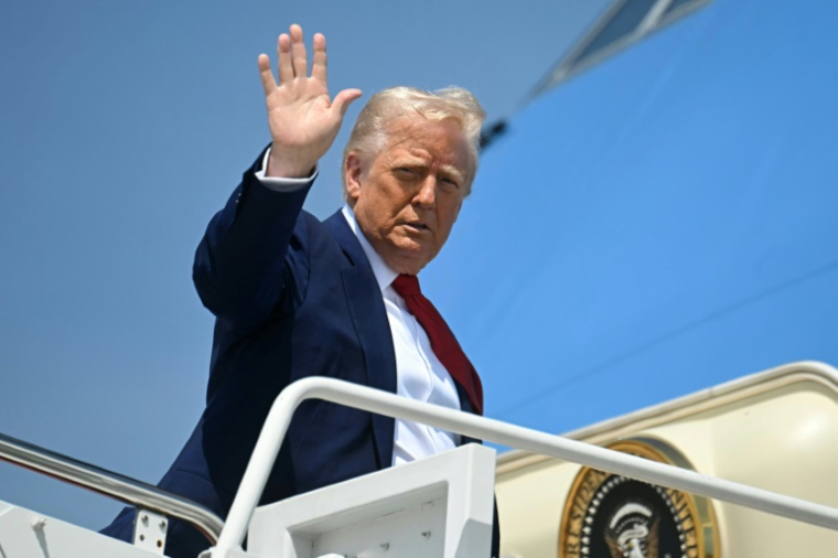 Le président américain Donald Trump monte à bord d'Air Force One à la base Andrews, le 29 avril 2025 dans le Maryland ( AFP / Jim WATSON )