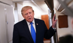 Le président américain Donald Trump s'adresse à la presse à bord de l'avion présidentiel Air Force One, le 2 août 2026 ( AFP / Aaron Schwartz )
