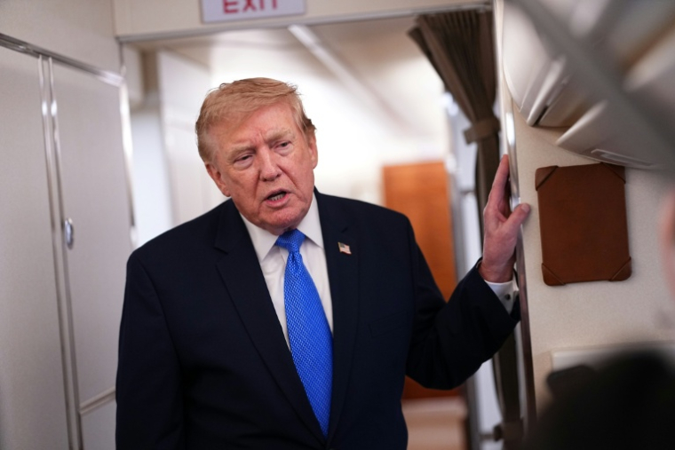Le président américain Donald Trump s'adresse à la presse à bord de l'avion présidentiel Air Force One, le 2 août 2026 ( AFP / Aaron Schwartz )