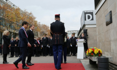 Le président français  Emmanuel Macron et le maire de Saint-Denis Mathieu Hanotin lors de la cérémonie d'hommage aux victimes des attentats du 13 novembre, devant le Stade de France le 13 novembre 2025 à Saint-Denis près de Paris ( POOL / Ludovic MARIN )