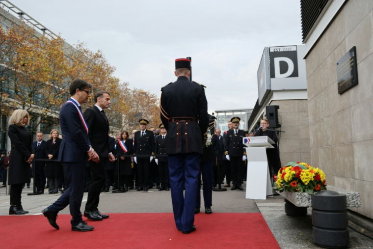 Le président français  Emmanuel Macron et le maire de Saint-Denis Mathieu Hanotin lors de la cérémonie d'hommage aux victimes des attentats du 13 novembre, devant le Stade de France le 13 novembre 2025 à Saint-Denis près de Paris ( POOL / Ludovic MARIN )
