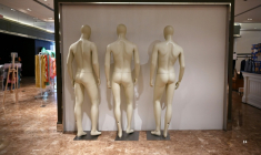 Des mannequins dans les Galeries Lafayette la veille de le fermeture du magasin de Pékin, en Chine, le 26 mai 2026 ( AFP / GREG BAKER )