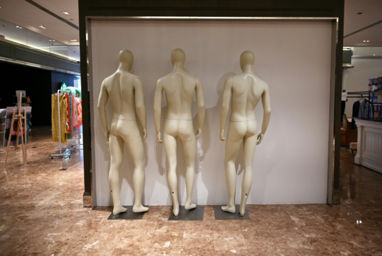 Des mannequins dans les Galeries Lafayette la veille de le fermeture du magasin de Pékin, en Chine, le 26 mai 2026 ( AFP / GREG BAKER )