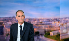 Le leader de Place publique Raphaël Glucksmann au 20H00 de TF1 à Boulogne-Billancourt, dans les Hauts-de-Seine, le 23 août 2026 ( AFP / Julie SEBADELHA )
