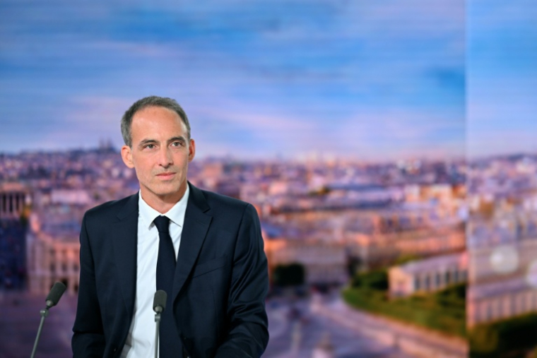 Le leader de Place publique Raphaël Glucksmann au 20H00 de TF1 à Boulogne-Billancourt, dans les Hauts-de-Seine, le 23 août 2026 ( AFP / Julie SEBADELHA )