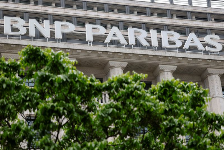 Logo de BNP Paribas sur un bâtiment bancaire à Paris