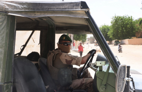 Un militaire français à Faya-Largeau, au Tchad, le 2 juin 2022. ( AFP / AURELIE BAZZARA-KIBANGULA )