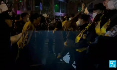 CHINE : Des centaines de manifestants à Wuhan contre les restrictions