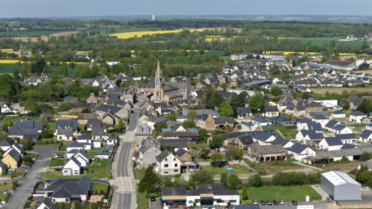 Vue aérienne du village de Plouasne, dans les Côtes d'Armor, le 16 avril 2016 ( AFP / Damien MEYER )