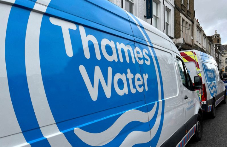 Des camionnettes de Thames Water sont garées sur une route à Londres