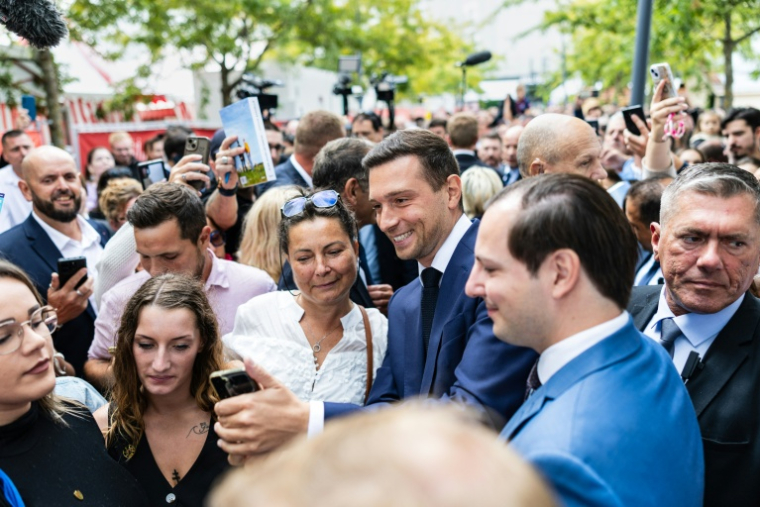 Le président du Rassemblement national, Jordan Bardella (C), lors d'un déplacement à la Foire de de Châlons-en-Champagne, le 29 août 2026  ( AFP / Sameer Al-DOUMY )