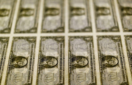 Des billets de dollar américain sont visibles sur une table lumineuse au Bureau of Engraving and Printing, à Washington
