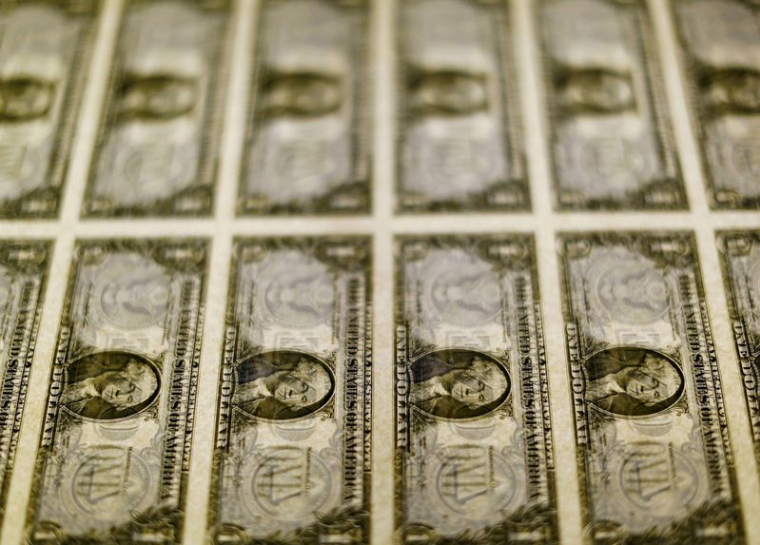 Des billets de dollar américain sont visibles sur une table lumineuse au Bureau of Engraving and Printing, à Washington