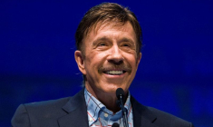 L'acteur Chuck Norris prend la parole lors de la 139e réunion annuelle de la National Rifle Association à Charlotte