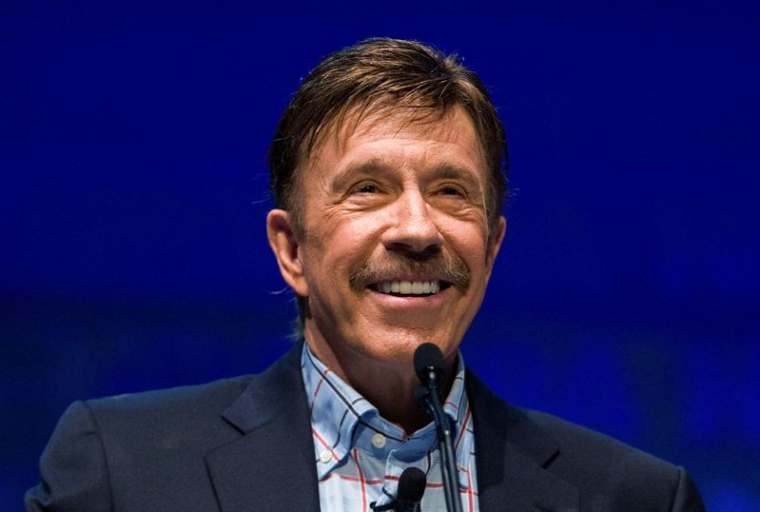 L'acteur Chuck Norris prend la parole lors de la 139e réunion annuelle de la National Rifle Association à Charlotte