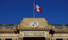 Un drapeau national français flotte au-dessus de l'Assemblée nationale à Paris, France