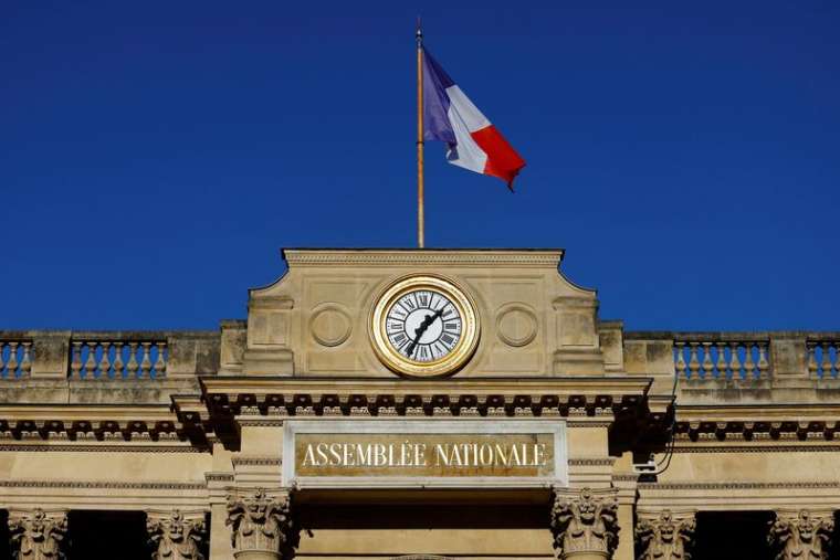 Un drapeau national français flotte au-dessus de l'Assemblée nationale à Paris, France
