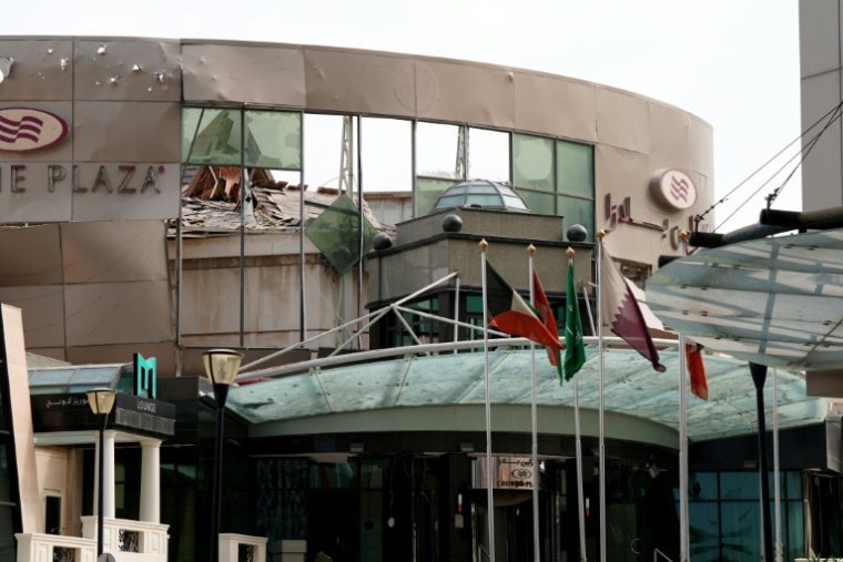 L'hôtel Crowne Plaza de Manama endommagé après des frappes iraniennes dans la capitale bahreïnie, le 1er mars 2026 ( AFP / Fadhel MADAN )