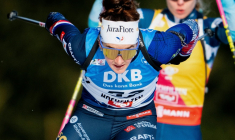 La biathlète française Lou Jeanmonnot, victorieuse du sprint (7,5 km) de Hochfilzen, en Autriche, le 12 décembre 2025 ( APA / GEORG HOCHMUTH )