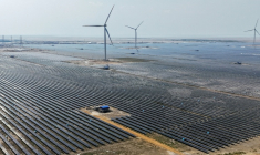 Cette photographie aérienne prise le 15 octobre 2024 montre des éoliennes et des panneaux solaires installés à la centrale d'énergie renouvelable verte d'Adani à Khavda, dans l'État indien du Gujarat ( AFP / Punit PARANJPE )
