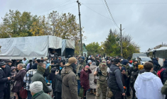 Cette photographie, publiée le 30 octobre 2026 sur la page Facebook officielle de Kyrylo Boudanov, chef de cabinet du président ukrainien, montre des habitants attendant près d'autobus avant leur évacuation à Olechky, dans la région de Kherson (sud). ( Facebook Official account of Kyrylo Budano / - )