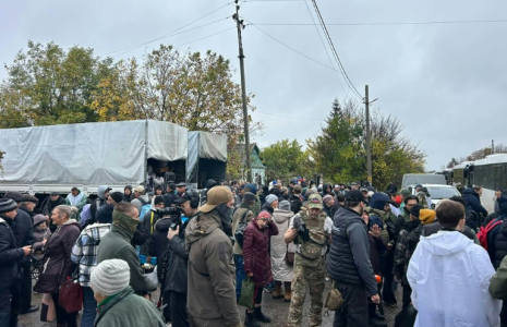 Cette photographie, publiée le 30 octobre 2026 sur la page Facebook officielle de Kyrylo Boudanov, chef de cabinet du président ukrainien, montre des habitants attendant près d'autobus avant leur évacuation à Olechky, dans la région de Kherson (sud). ( Facebook Official account of Kyrylo Budano / - )