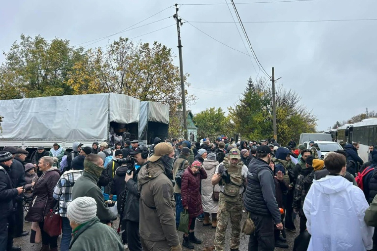 Cette photographie, publiée le 30 octobre 2026 sur la page Facebook officielle de Kyrylo Boudanov, chef de cabinet du président ukrainien, montre des habitants attendant près d'autobus avant leur évacuation à Olechky, dans la région de Kherson (sud). ( Facebook Official account of Kyrylo Budano / - )