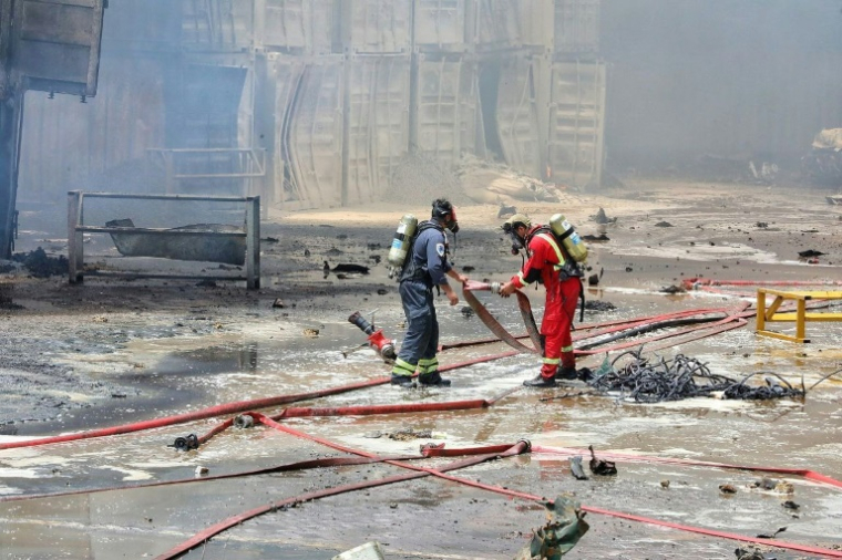 Photo fournie par le Croissant-Rouge iranien (IRCS), le 28 avril 2025, de pompiers sur les lieux d'une explosion massive deux jours plus tôt dans le port Shahid Rajaï, dans la province d'Hormozgan, en Iran ( Croissant rouge iranien / - )