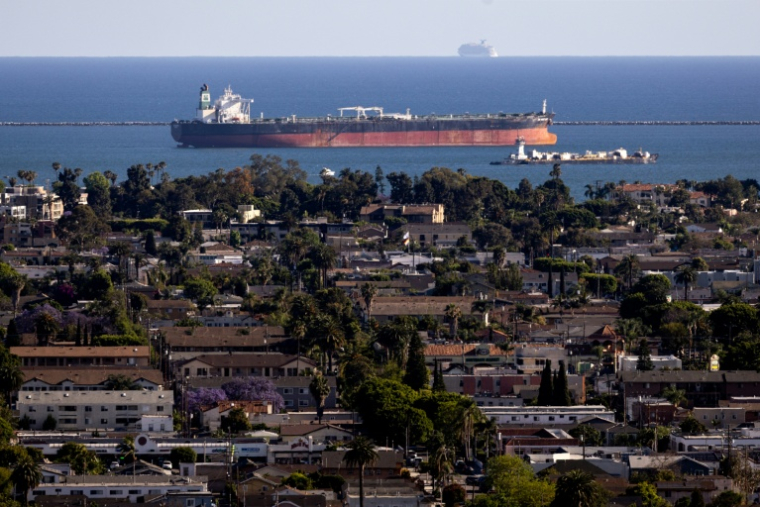 Un pétrolier libérien transportant du pétrole brut ancré au large de Long Beach, en Californie, le 11 avril 2026 ( AFP / ETIENNE LAURENT )