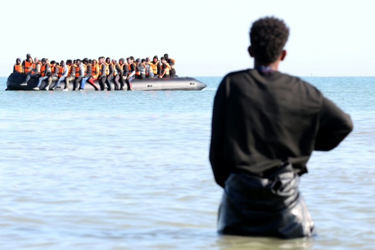 Des migrants dans une embarcation au large de la plage de Gravelines, dans le Nord, le 29 juillet 2026 ( AFP / Francois LO PRESTI )