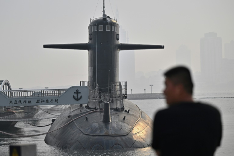 Un sous-marin du musée de la marine militaire de l'armée chinoise à Qingdao, dans l'est de la Chine, le 26 juin 2025 ( AFP / Pedro PARDO )