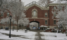 Un véhicule de police devant le portail du Stephen Robert Campus Center de l'université Brown, à Providence, le 14 décembre 2025 dans l'Etat de Rhode Island ( AFP / Bing Guan )
