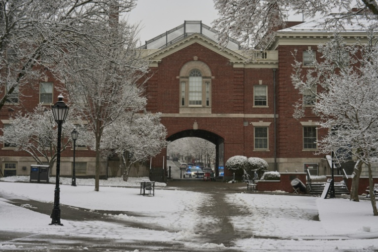 Un véhicule de police devant le portail du Stephen Robert Campus Center de l'université Brown, à Providence, le 14 décembre 2025 dans l'Etat de Rhode Island ( AFP / Bing Guan )
