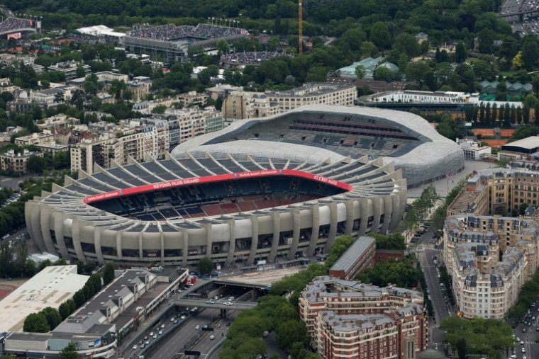 Le Parc des Princes (G) et le stade Jean Bouin à Paris 29 mai 2015 ( AFP / Joël SAGET )