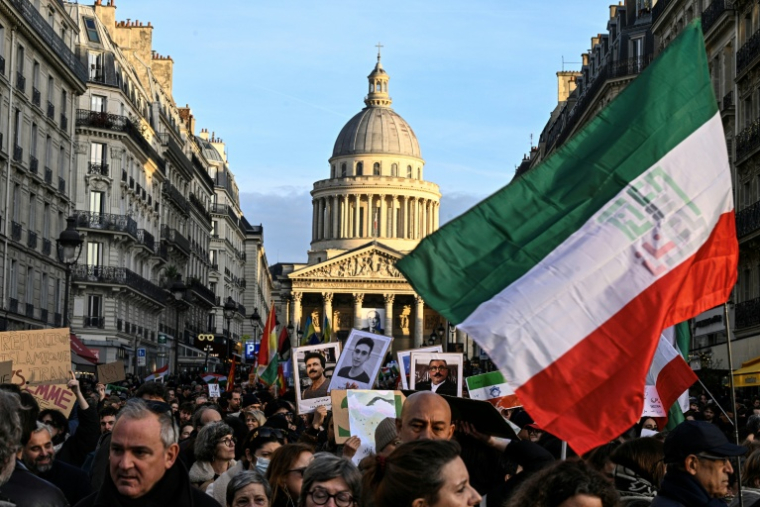 Manifestation de soutien au mouvement de protestation en Iran, le 17 janvier 2026 à Paris ( AFP / JULIEN DE ROSA )