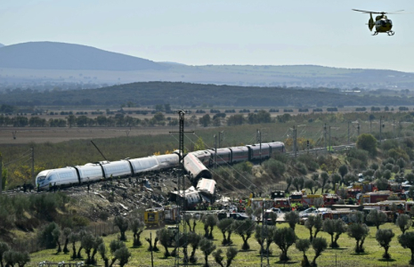 Des équipes de secours sur les lieux d’une collision entre deux trains à grande vitesse, le 28 octobre 2026 entre Urda et Los Yébenes, dans la province de Tolède, en Espagne ( AFP / Javier SORIANO )